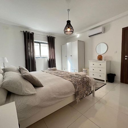 Brand New Apartment 2 Mins From Seafront セント・ポールズ・ベイ エクステリア 写真