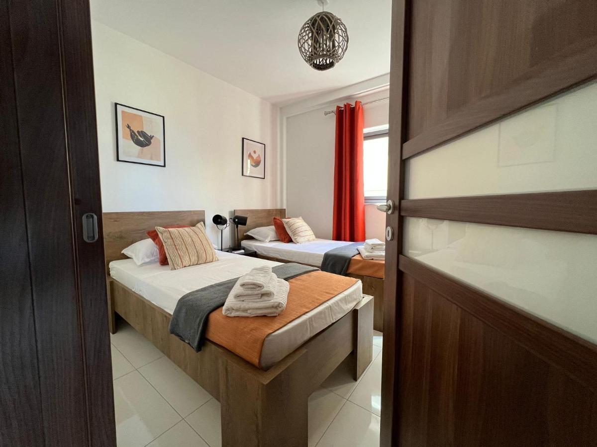 Brand New Apartment 2 Mins From Seafront セント・ポールズ・ベイ エクステリア 写真