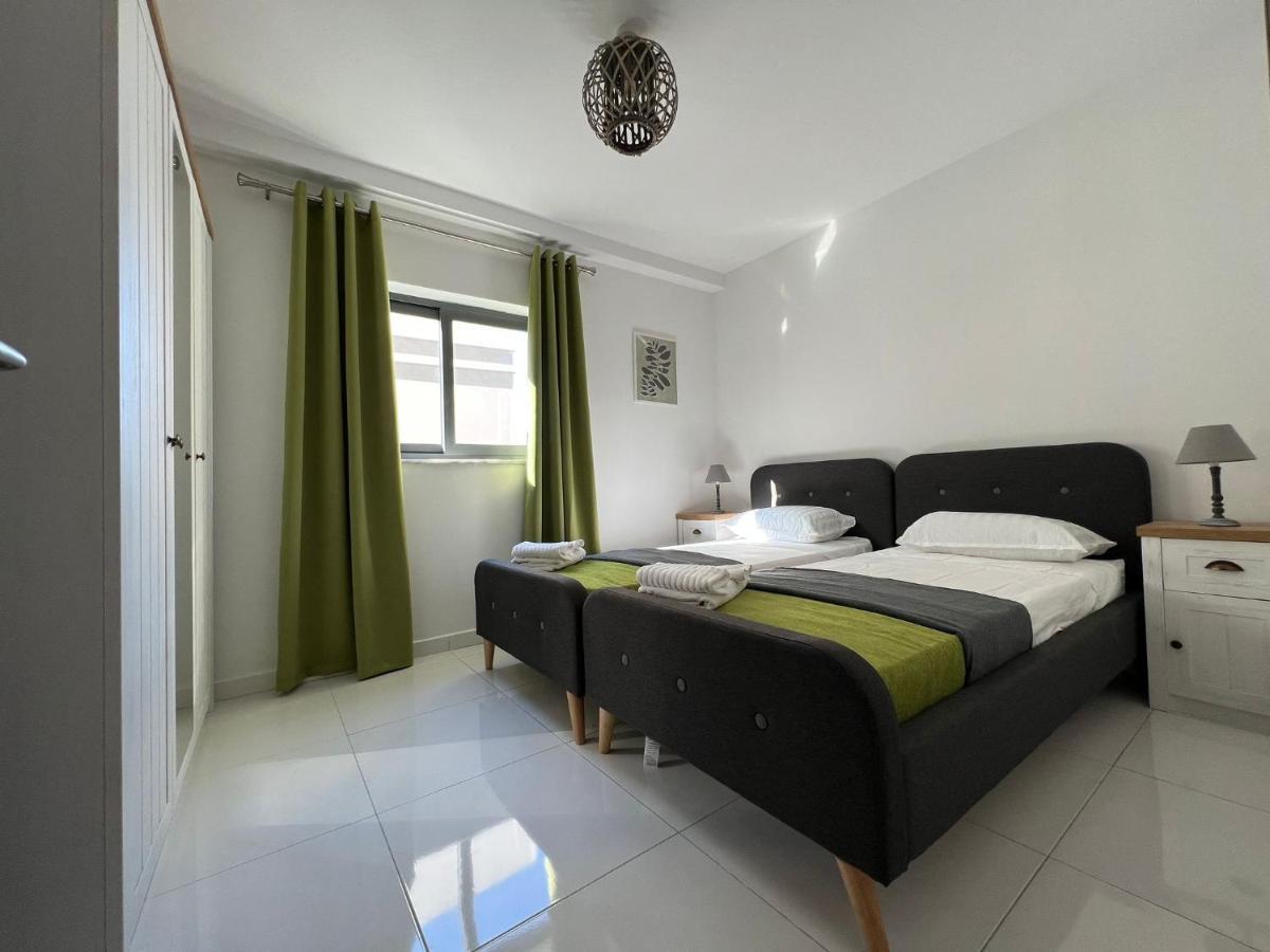 Brand New Apartment 2 Mins From Seafront セント・ポールズ・ベイ エクステリア 写真