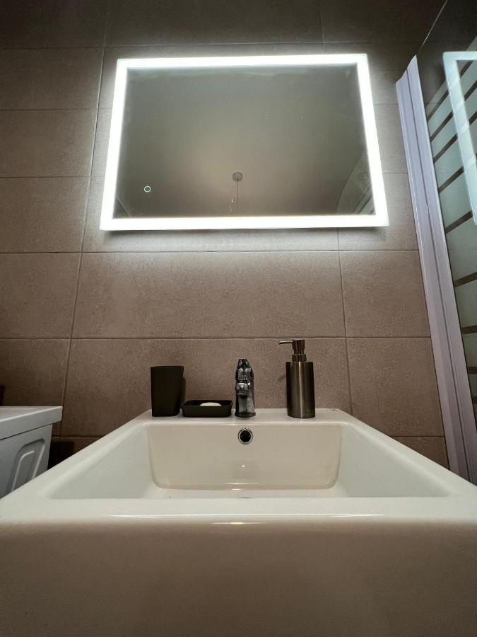 Brand New Apartment 2 Mins From Seafront セント・ポールズ・ベイ エクステリア 写真